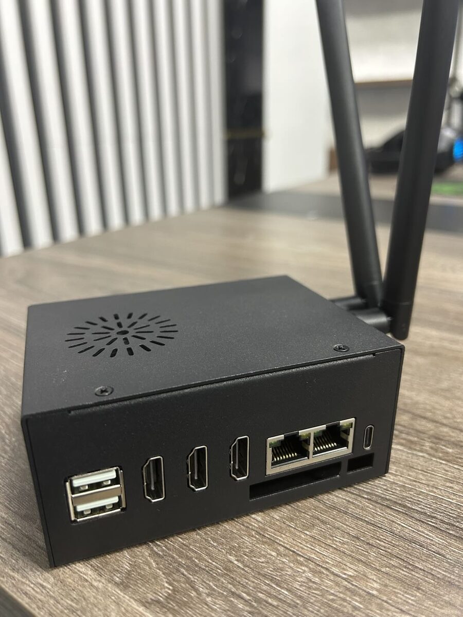 Ảnh thực tế MagicBox với các cổng USB, HDMI, LAN và Type-C
